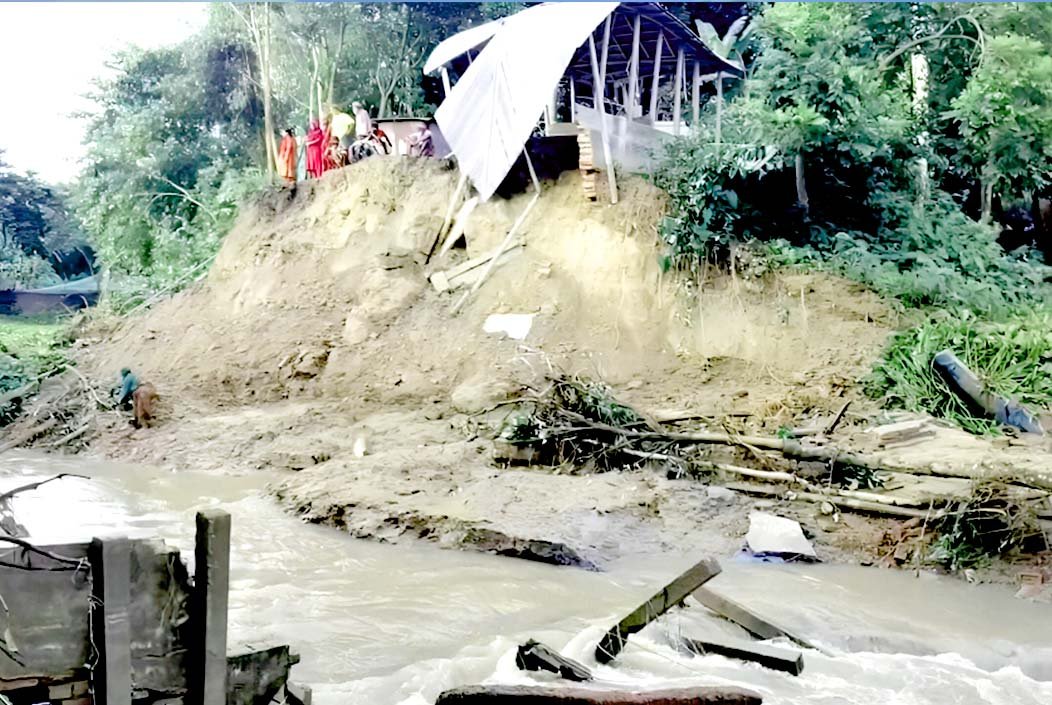 শেরপুরে বাঁধ ভেঙে ছড়িয়ে পড়ছে ভাঙন, হুমকিতে বিস্তীর্ণ জনপদ