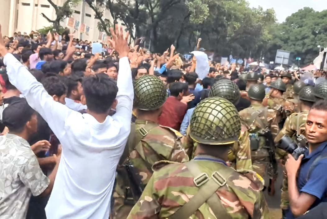 সচিবালয়ে আইনশৃঙ্খলা বাহিনী ও শিক্ষার্থীদের ধাওয়া-পাল্টা ধাওয়ায় আহত ৮০