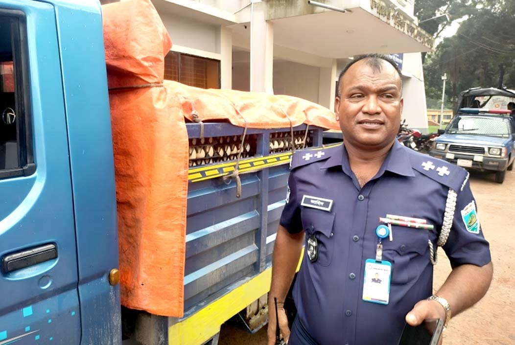 শেরপুরে ১০ হাজার পচা ডিম জব্দ, করতোয়া নদীতে ধ্বংস