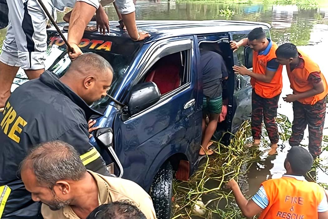 নোয়াখালীতে সড়ক দুর্ঘটনায় একই পরিবারের ৭ জনের প্রাণহানি