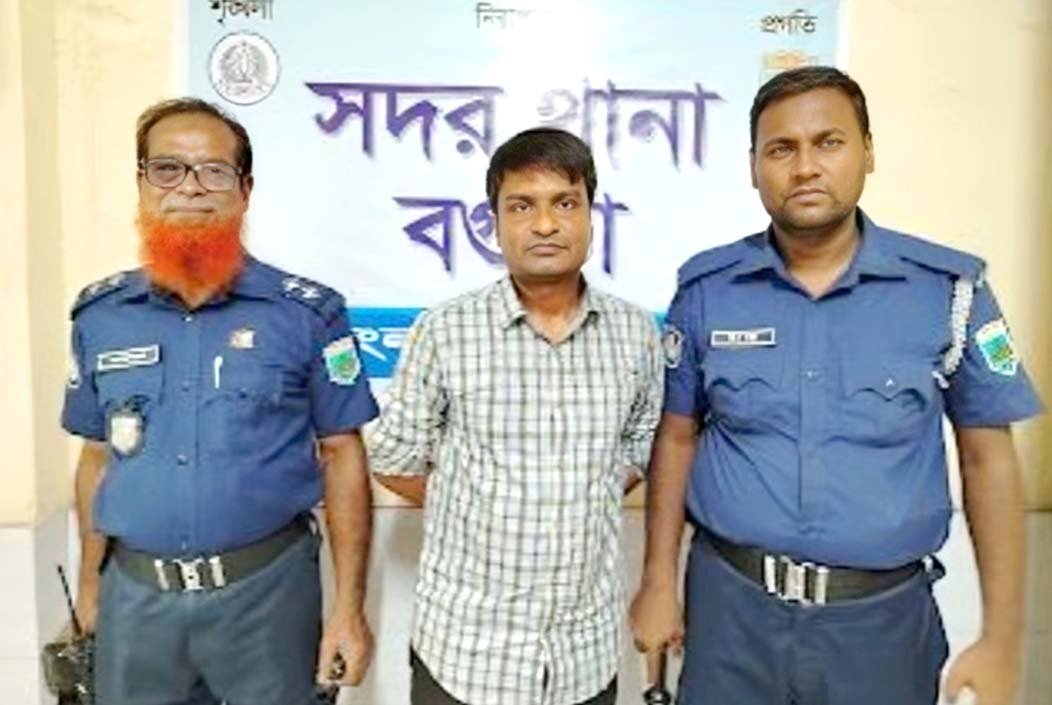 বগুড়ায় বার্মিজ চাকুসহ কলেজ শিক্ষক আটক
