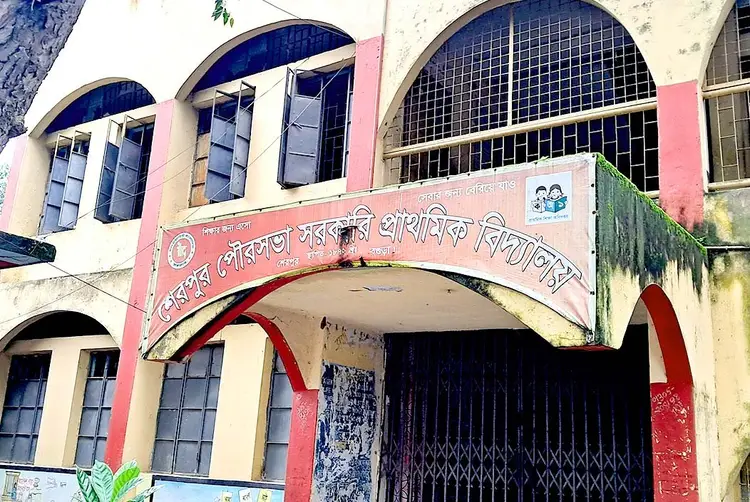 শেরপুরে নিয়ম ভেঙে চলছে গাইড বিক্রি ও কোচিং