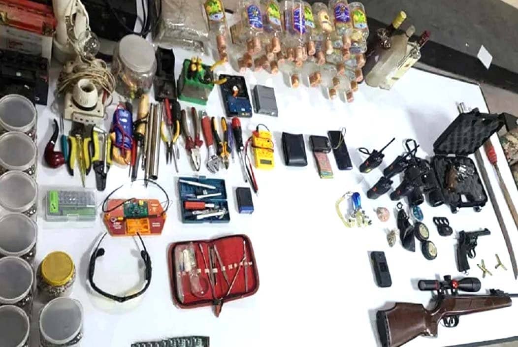 রাজশাহীতে বিপুল অস্ত্র উদ্ধার, বাড়ি ঘিরে রেখেছে সেনাবাহিনী