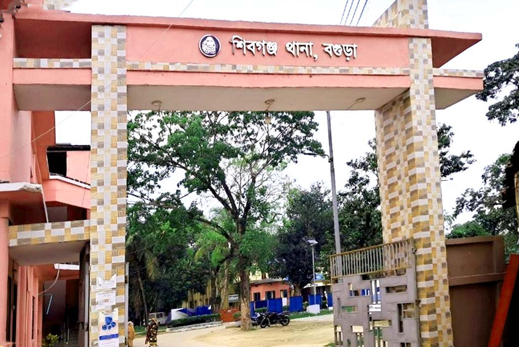বগুড়ার শিবগঞ্জে গৃহবধূর রহস্যজনক মৃত্যু, সতীনকে গাছে বেঁধে দণ্ড গ্রামবাসীর