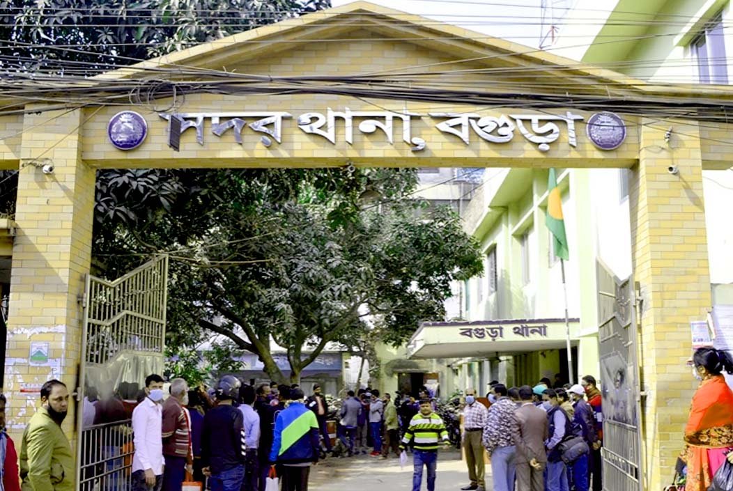 বগুড়ায় তিন বছরের শিশুকে ধর্ষণের অভিযোগে কিশোর গ্রেফতার