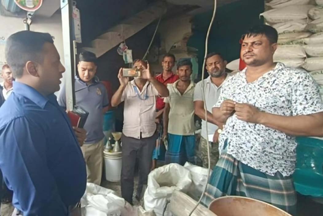 বগুড়ায় সরকারি মূল্য উপেক্ষা করে সার বিক্রি, ব্যবসায়ীকে জরিমানা
