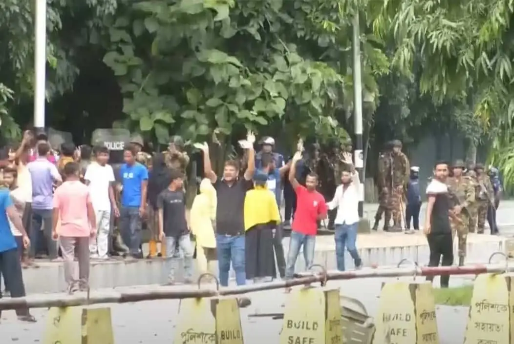উত্তরা ইপিজেডে শ্রমিক-আইনশৃঙ্খলা বাহিনীর সংঘর্ষে নিহত ১, গুলিবিদ্ধ ৬