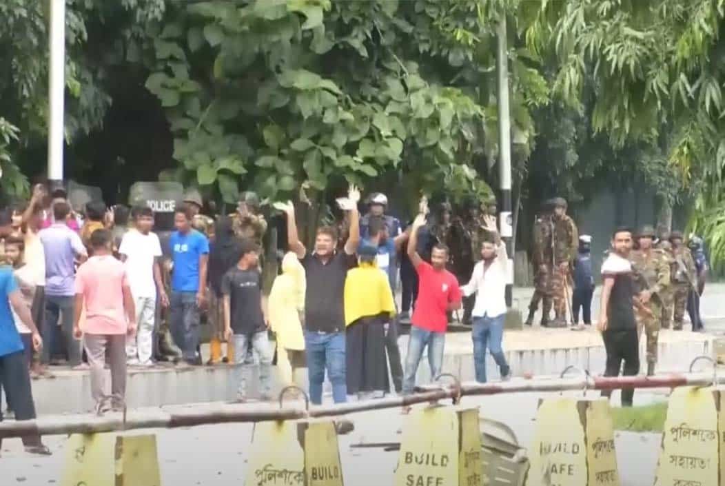 উত্তরা ইপিজেডে শ্রমিক-আইনশৃঙ্খলা বাহিনীর সংঘর্ষে নিহত ১, গুলিবিদ্ধ ৬