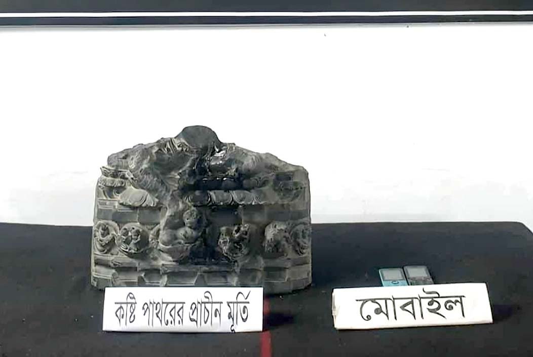 জয়পুরহাটে ৩১ কেজি কালো পাথরের প্রাচীন মূর্তি উদ্ধার, আটক ২