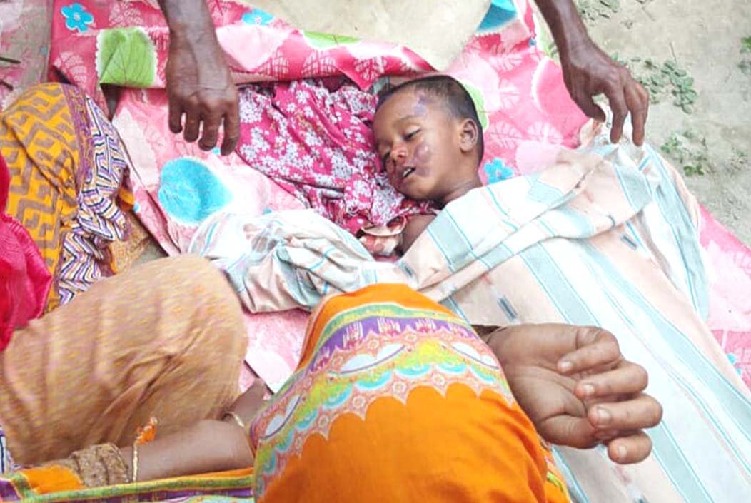 নওগাঁয় ভ্যান উল্টে শিশুর মর্মান্তিক মৃত্যু