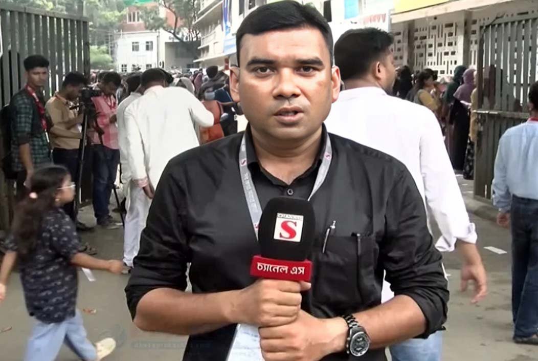 ডাকসুতে দায়িত্ব পালনকালে সাংবাদিকের মৃত্যু