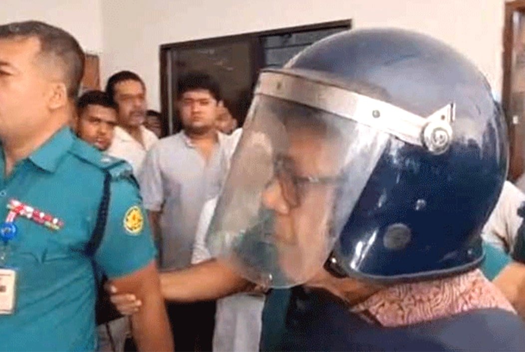চকলেট বিতর্কে সাবেক মন্ত্রী কামরুল, পুলিশকে ‘বেয়াদব’ বললেন আদালতে