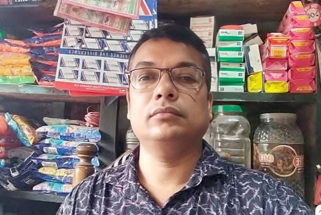 থানার সামনের দোকানে ব্যবসায়ীকে গলা কেটে হত্যা