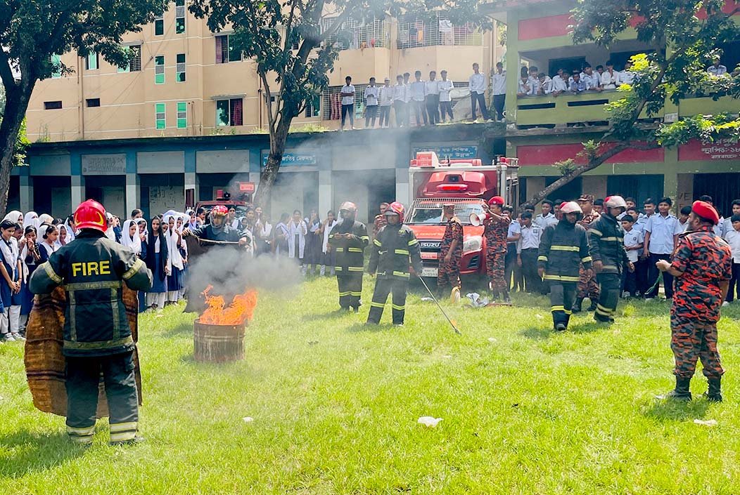 শেরপুরে ভূমিকম্প ও অগ্নিকাণ্ড প্রতিরোধে মহড়া অনুষ্ঠিত