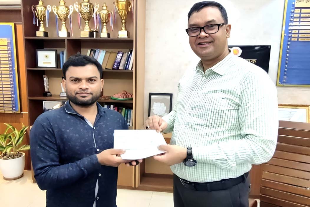 নওগাঁয় জমির মালিকদের হাতে ভূমি অধিগ্রহণের চেক প্রদান