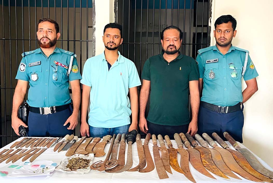 গাজীপুরে যৌথ বাহিনীর অভিযানে দেশীয় অস্ত্র-মাদক উদ্ধার, বাবা-ছেলে আটক