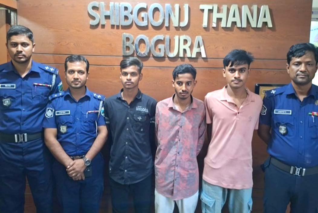 বগুড়ায় মা–ছেলে কুপিয়ে হত্যা, তিনজন গ্রেপ্তার