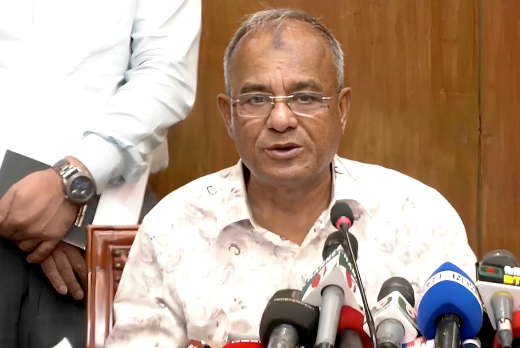 আমার ছেলে-মেয়ে সবাই দেশে, আমি একা বিদেশে গিয়ে কি করবো: স্বরাষ্ট্র উপদেষ্টা