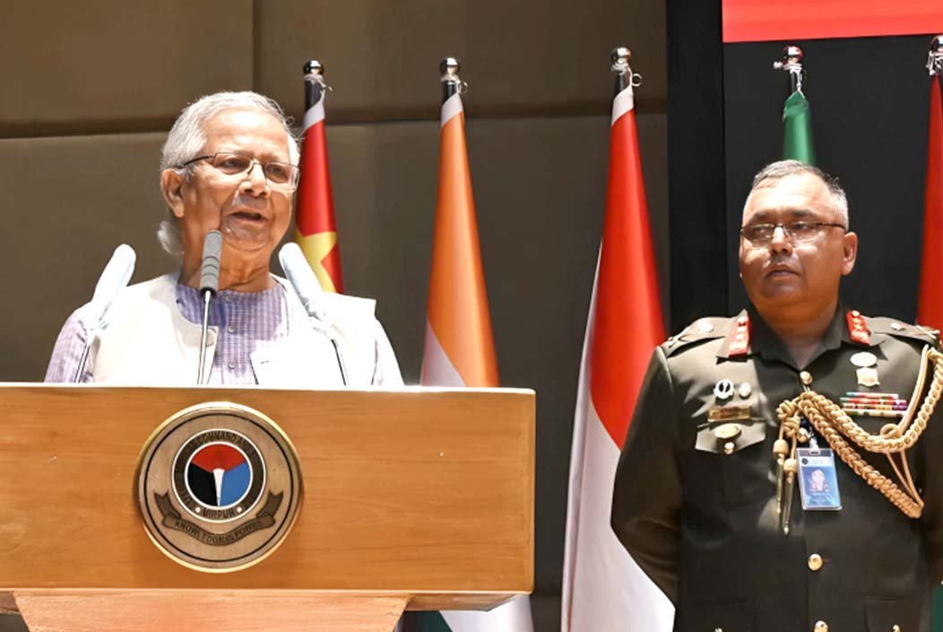 শান্তিপূর্ণ নির্বাচন আয়োজনে সামরিক বাহিনীর সহযোগিতা চাইলেন প্রধান উপদেষ্টা