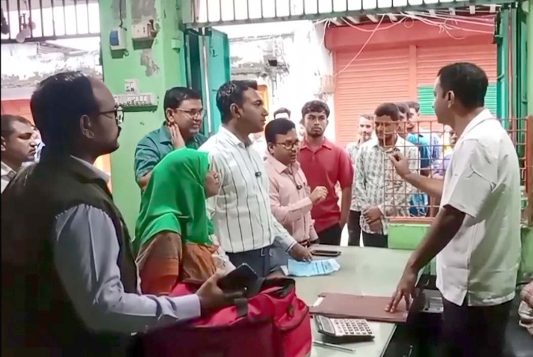 বগুড়ায় মুগডালে ক্ষতিকর রঙের ব্যবহার, চার ব্যবসা প্রতিষ্ঠানে লাখ টাকার জরিমানা