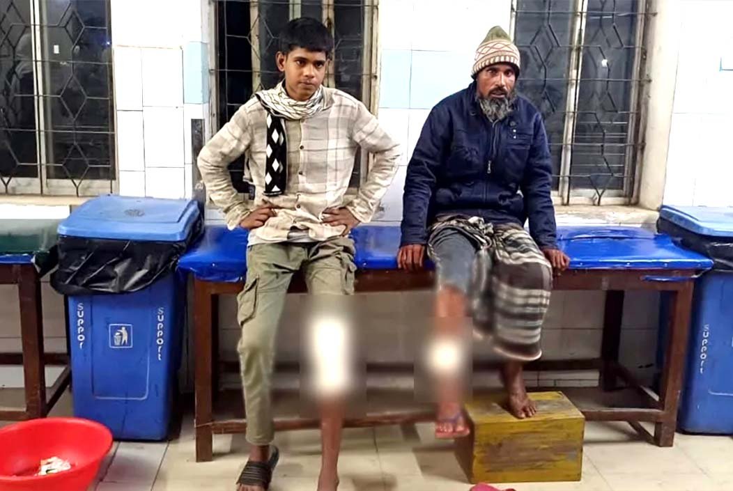 মানিকগঞ্জে এক ঘণ্টায় চার ককটেল বিস্ফোরণ, আহত ২, আটক ৩