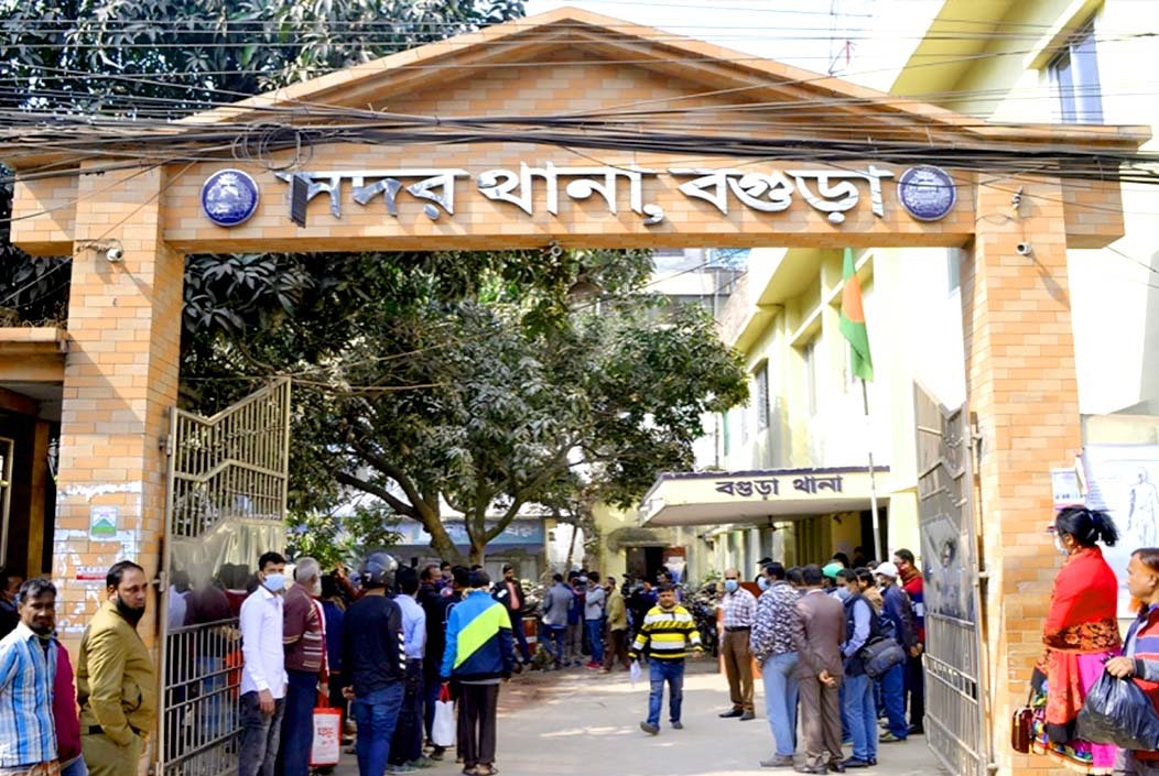 বগুড়ায় স্ত্রীকে ছুরিকাঘাতের পর থানায় স্বামীর আত্মসমর্পণ