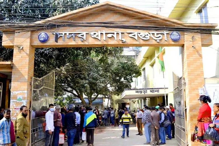 বগুড়ায় স্ত্রীকে ছুরিকাঘাতের পর থানায় স্বামীর আত্মসমর্পণ