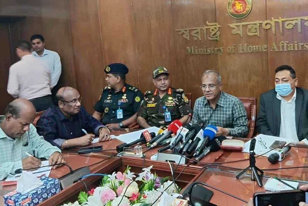 ‘ঢাকা লকডাউন’ ঘিরে শক্ত অবস্থানে আইনশৃঙ্খলা বাহিনী: স্বরাষ্ট্র উপদেষ্টা