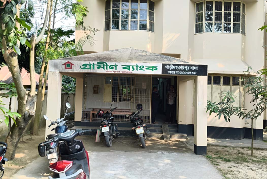 শেরপুরে গ্রামীণ ব্যাংকের সাইনবোর্ডে দুর্বৃত্তদের অগ্নিসংযোগ