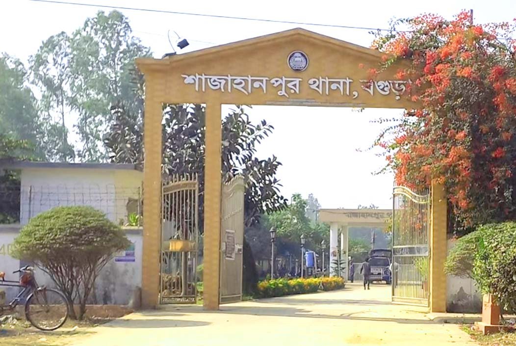বগুড়ায় মায়ের ঝুলন্ত লাশ, পাশে দুই সন্তানের গলাকাটা মরদেহ