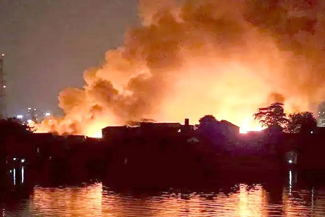 রাজধানীর কড়াইল বস্তিতে ভয়াবহ আগুন, নিয়ন্ত্রণে ফায়ার...