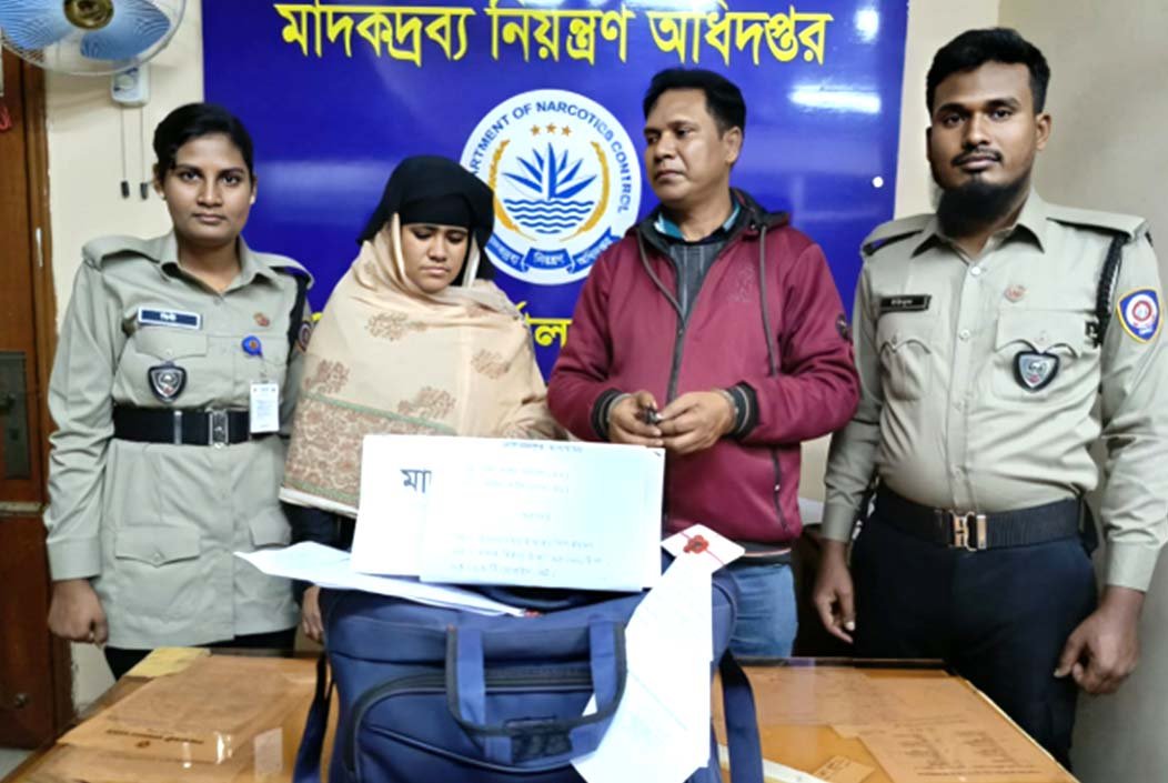 বগুড়ায় স্বামী-স্ত্রী পরিচয়ে ইয়াবা পাচারকালে দু’জন গ্রেফতার