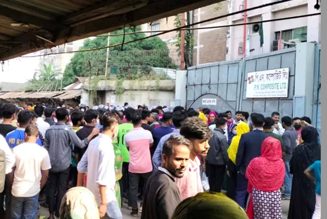 গাজীপুরে বন্ধ কারখানা খুলে দেওয়ার দাবিতে শ্রমিকদের বিক্ষোভ