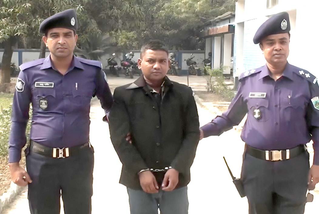 চাঁপাইনবাবগঞ্জে সিএনজিতে তল্লাশি, বিদেশি পিস্তলসহ যাত্রী আটক