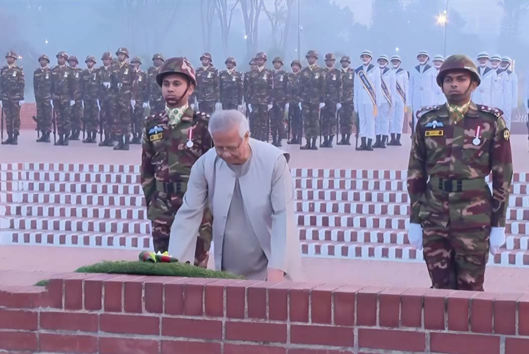 জাতীয় স্মৃতিসৌধে শহীদদের প্রতি প্রধান উপদেষ্টার শ্রদ্ধা