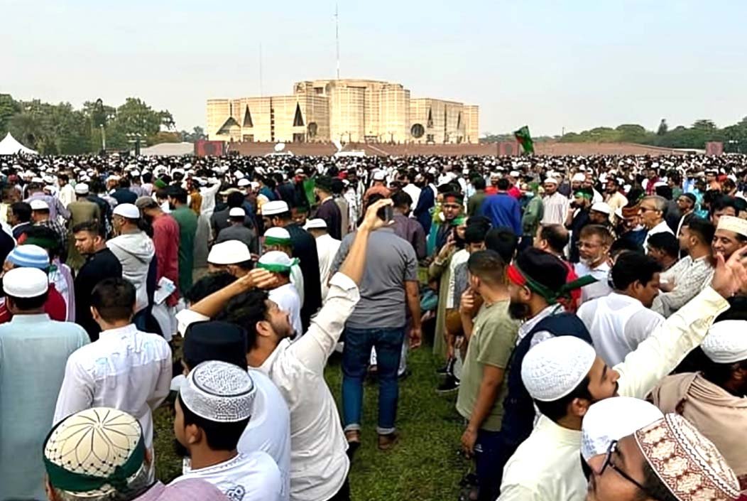 শহীদ হাদির জানাজায় অংশ নিতে সংসদ ভবন এলাকায় মানুষের ঢল