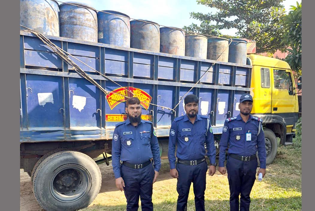 পুলিশ দেখেই ট্রাক ফেলে পালাল ‘ভুয়া ডিবি’, উদ্ধার ৭০ ব্যারেল তেল