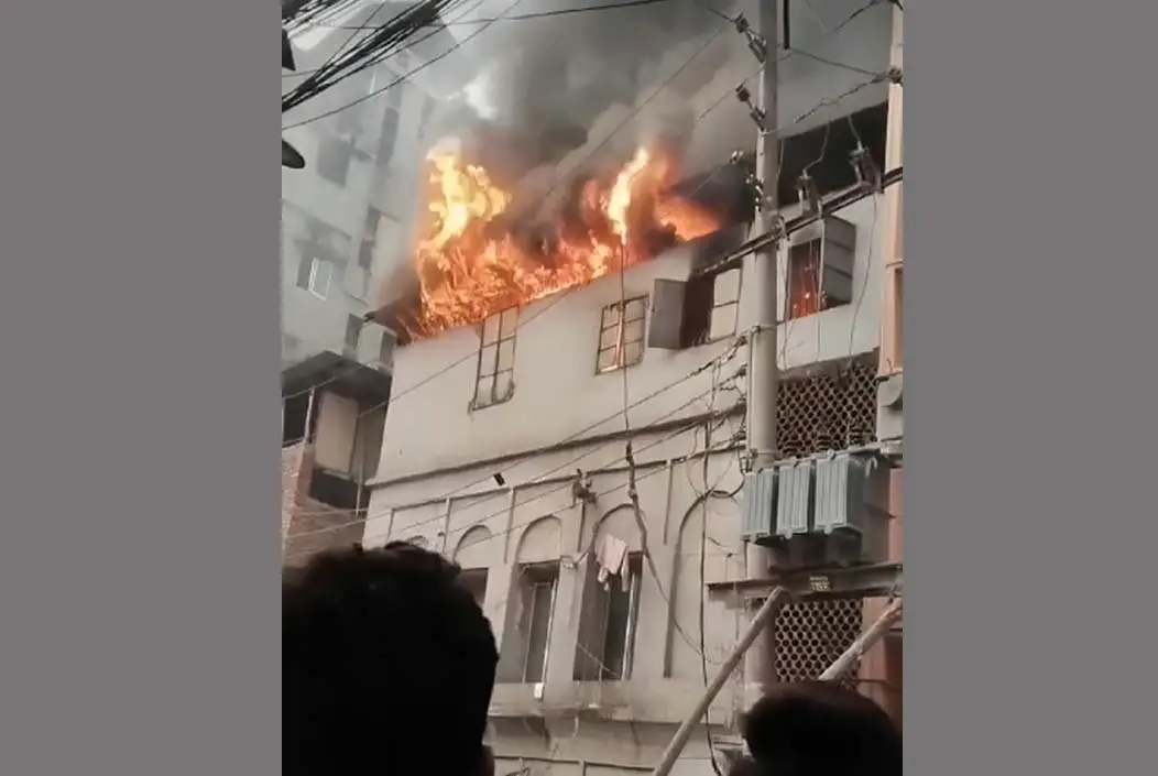 চকবাজারে আবাসিক ভবনে আগুন, নিয়ন্ত্রণে দুই ইউনিট