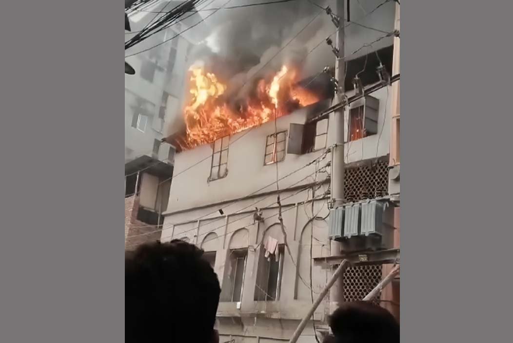 চকবাজারে আবাসিক ভবনে আগুন, নিয়ন্ত্রণে দুই ইউনিট