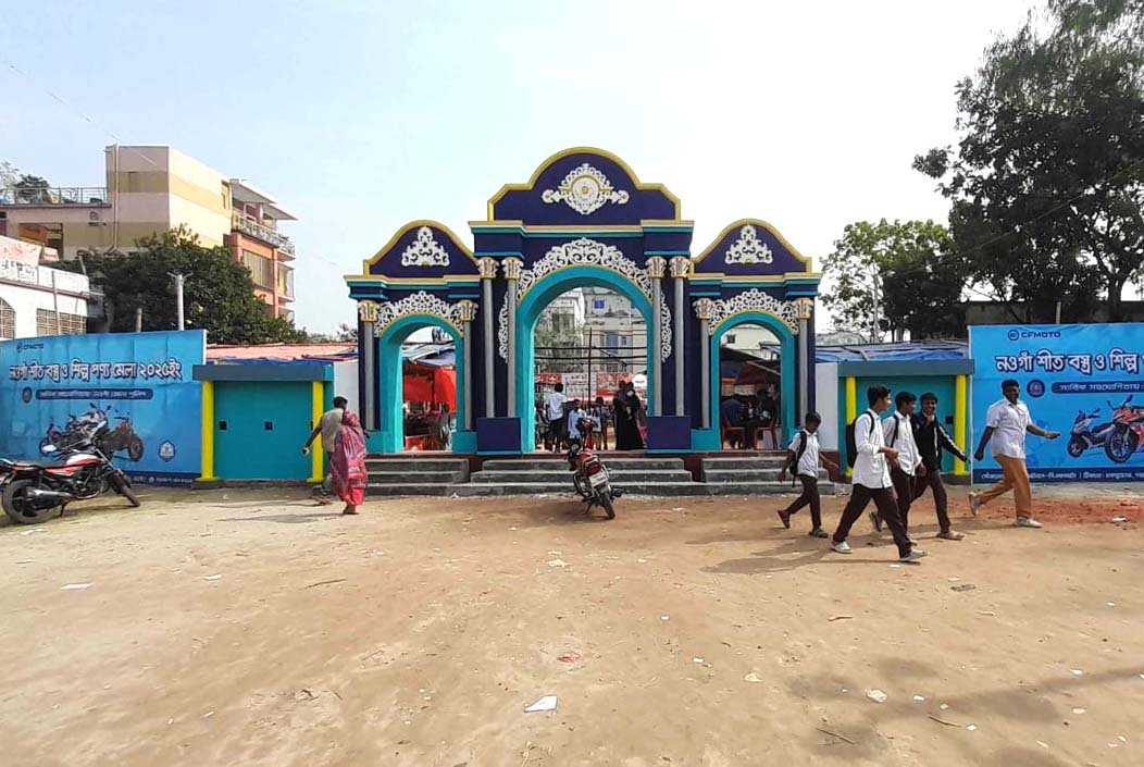নওগাঁয় অনুমতি নেই, তবুও চলছে স্কুল মাঠে মেলা