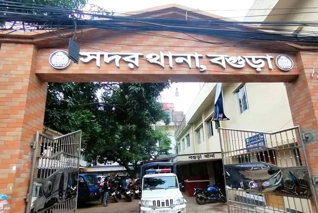 ডাকাতির প্রস্তুতিকালে পুলিশের গাড়ি লক্ষ্য করে গুলি, ট্রাক-অস্ত্র ফেলে ডাকাতদল পলাতক