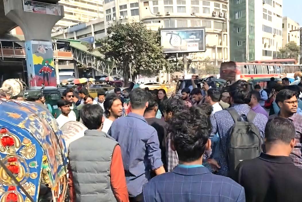 স্বরাষ্ট্র উপদেষ্টার পদত্যাগের দাবিতে শাহবাগ ব্লকেড