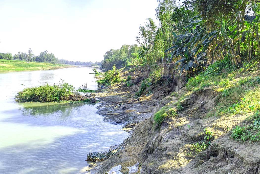 শেরপুরে বাঙালী নদীর ভাঙনে হুমকির মুখে আশ্রয়ণ প্রকল্পের ঘর