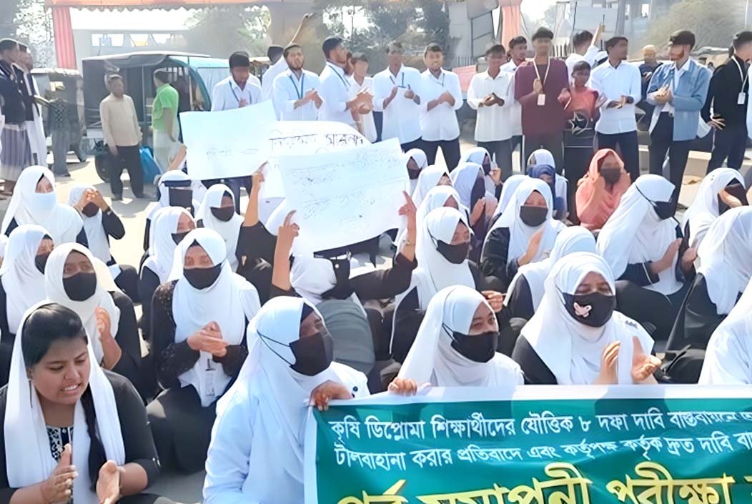 উচ্চশিক্ষাসহ ৮ দফা দাবিতে ঢাকা-ময়মনসিংহ মহাসড়ক অবরোধ শিক্ষার্থীদের