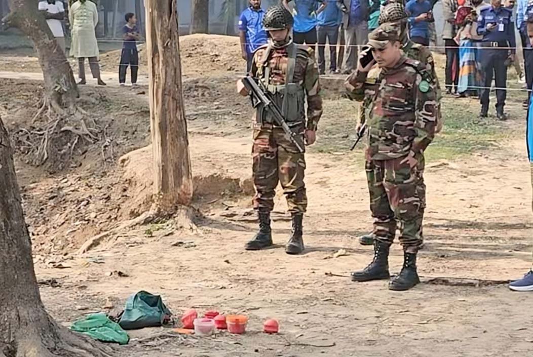 পুকুরে মাছ ধরতে গিয়ে জালে উঠল ককটেল সদৃশ বিস্ফোরকভর্তি ব্যাগ