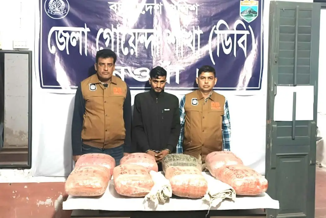 নওগাঁয় পুলিশের অভিযানে ৪২ কেজি গাঁজাসহ মাদক কারবারি আটক!!