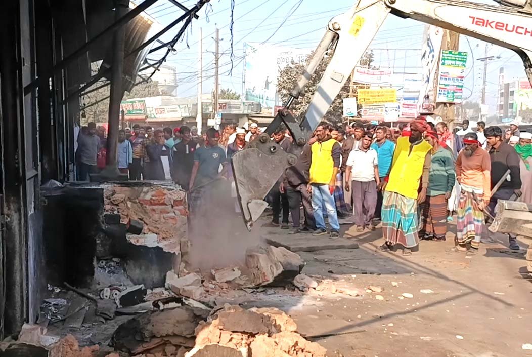 শেরপুরে ফুটপাত দখল করে গড়ে ওঠা শতাধিক অবৈধ স্থাপনা উচ্ছেদ