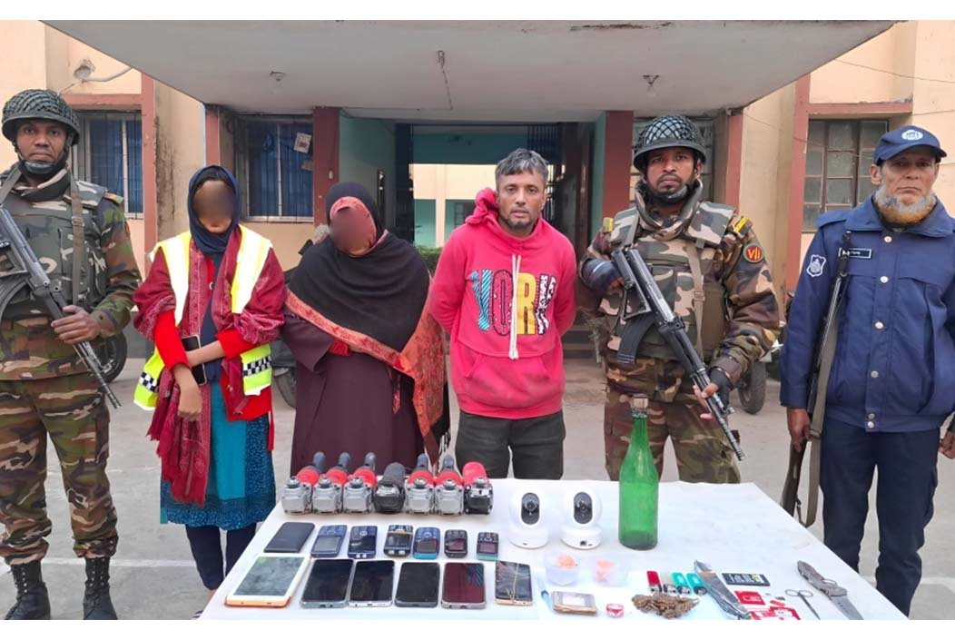 পিরোজপুরে মাদক ও অস্ত্রসহ স্বামী-স্ত্রী গ্রেফতার