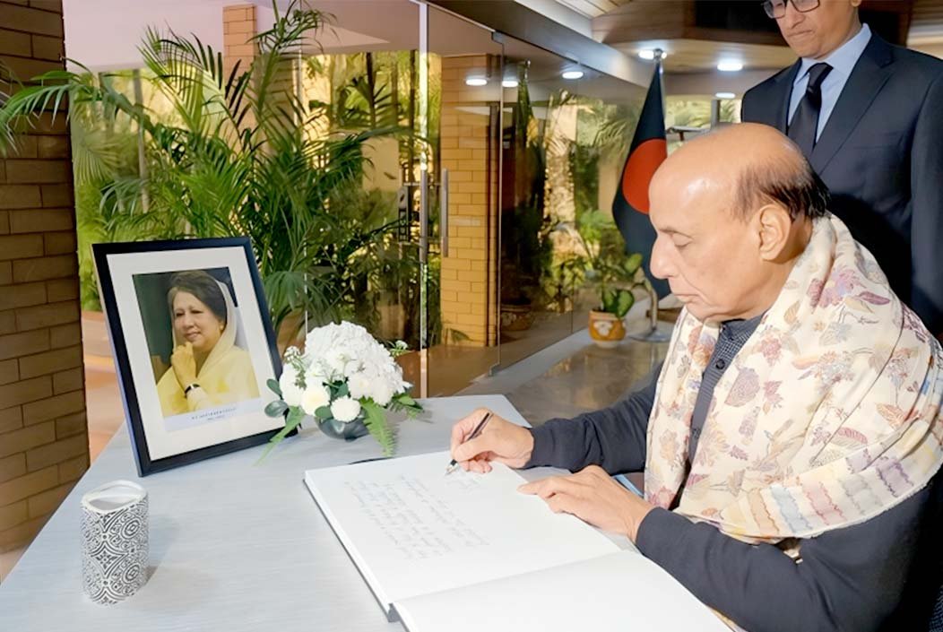 বেগম জিয়ার মৃত্যুতে বাংলাদেশ হাইকমিশনে গিয়ে ভারতের প্রতিরক্ষামন্ত্রীর শোক