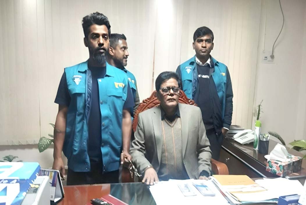 ঘুষের টাকাসহ প্রাথমিক শিক্ষা কর্মকর্তা আটক